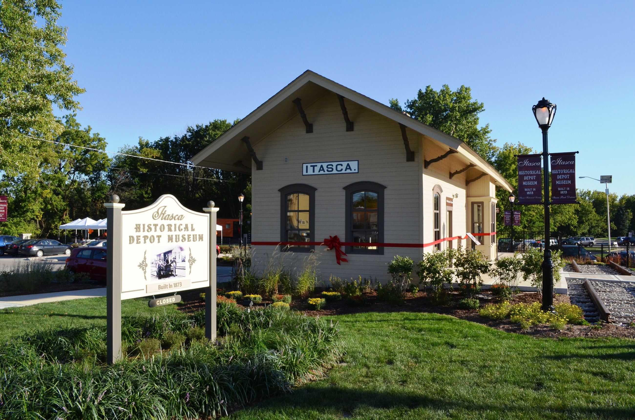 Itasca Depot with bow and sign